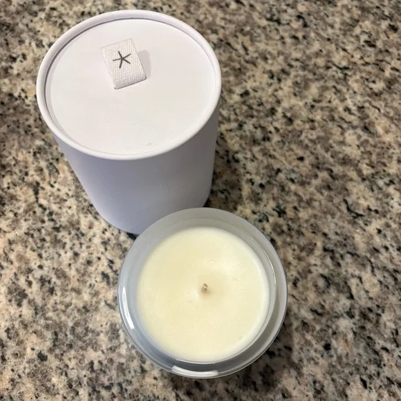 NWT Barefoot Dreams Candle in Gardenia (11 oz) - Picture 5 of 8